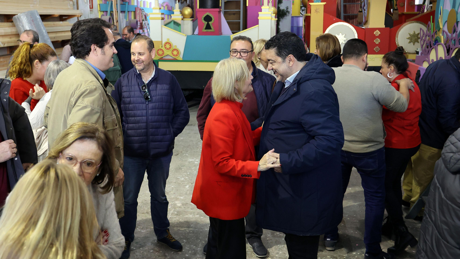 Los Reyes Magos visitan sus carrozas en el taller de Fiestas de Jerez