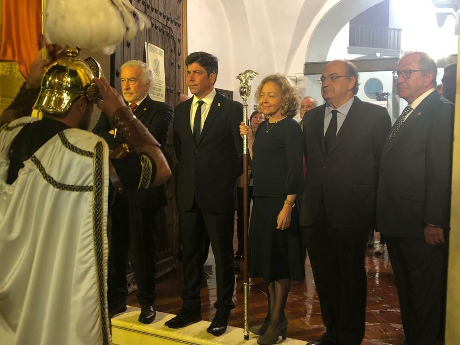 Miembros de la Centuria reciben al sentenciador y a la sentenciadora del pasado año.