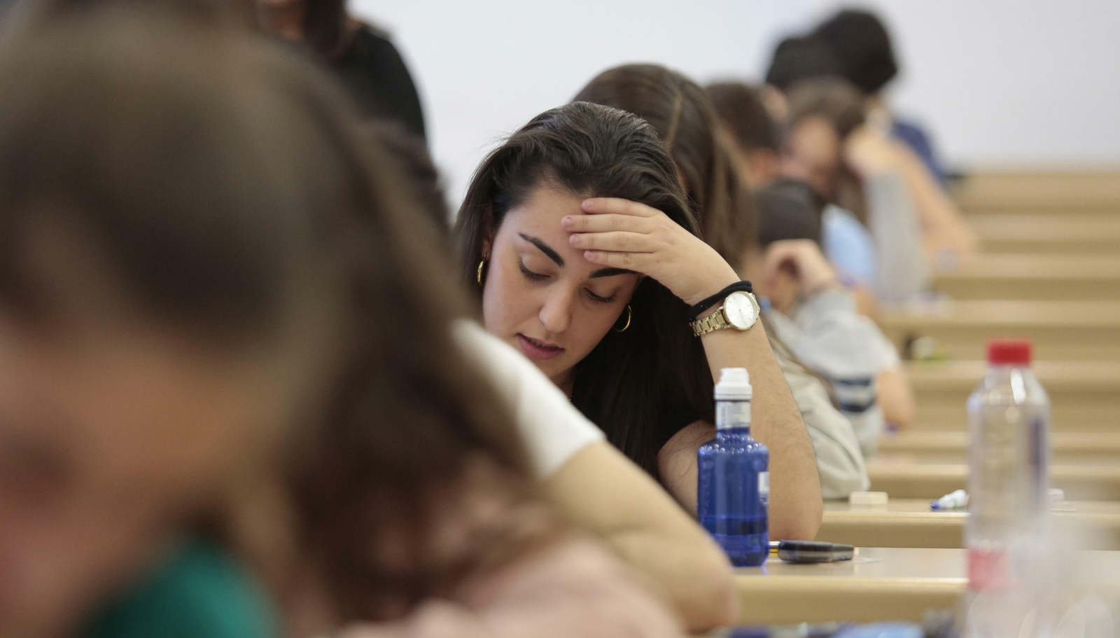 Alumnos durante uno de los exámenes de Selectividad en Sevilla.