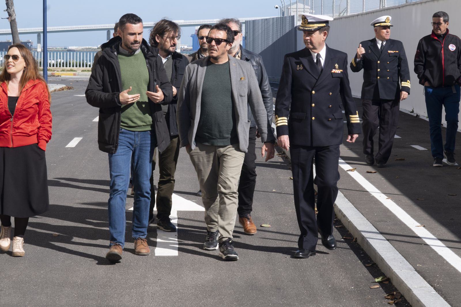 El concejal de Urbanismo, Martín Vila, y el alcalde, José María González, junto a diversas autoridades civiles y militares