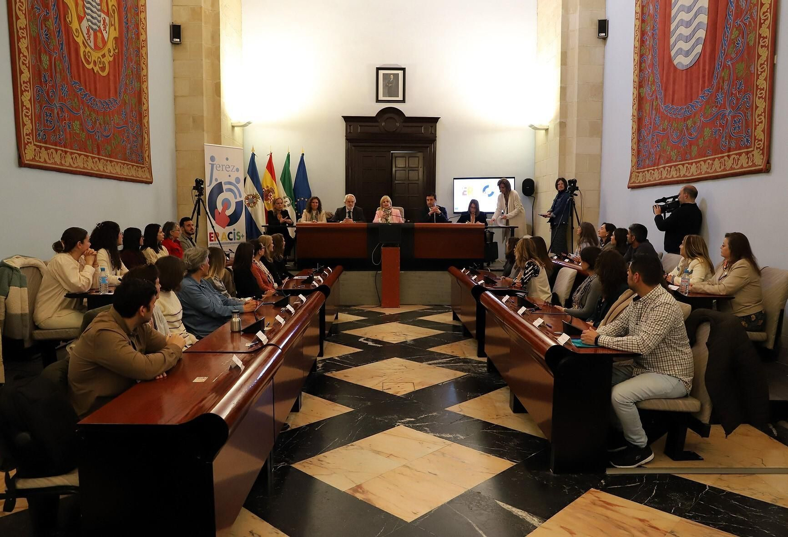 El equipo de gobierno recibió a los nuevos funcionarios en el salón de plenos del Ayuntamiento de Jerez El equipo de gobierno recibió a los nuevos funcionarios en el salón de plenos del Ayuntamiento de Jerez