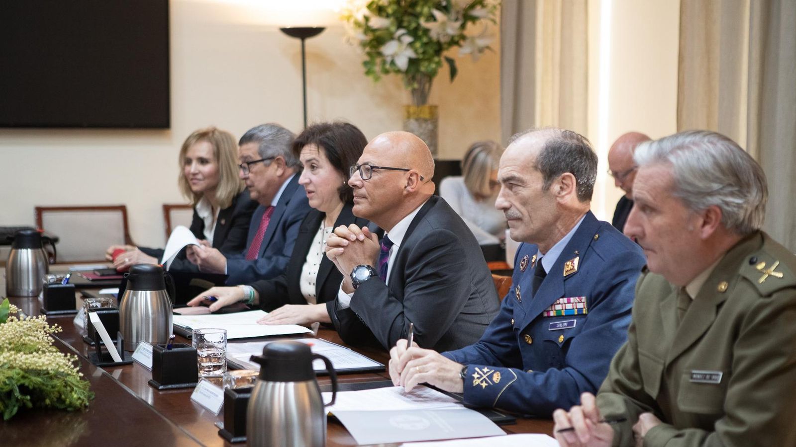 Responsables del Ministerio de Defensa en la reunión de ayer.