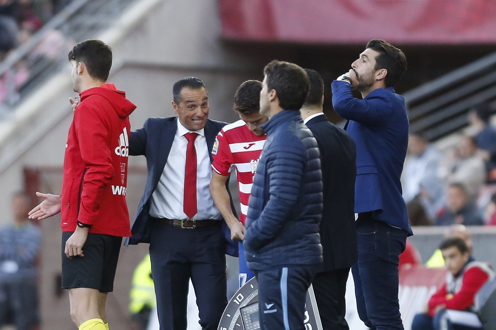 Oltra, al fondo, da órdenes a Quini antes de un cambio.