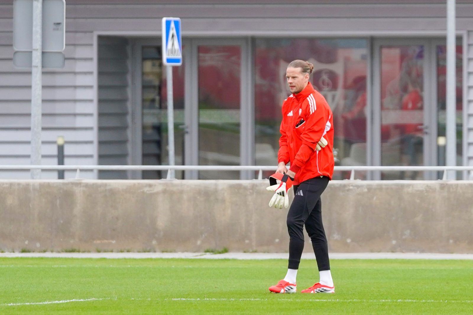 Nyland se coloca los guantes antes de un entrenamiento del Sevilla.