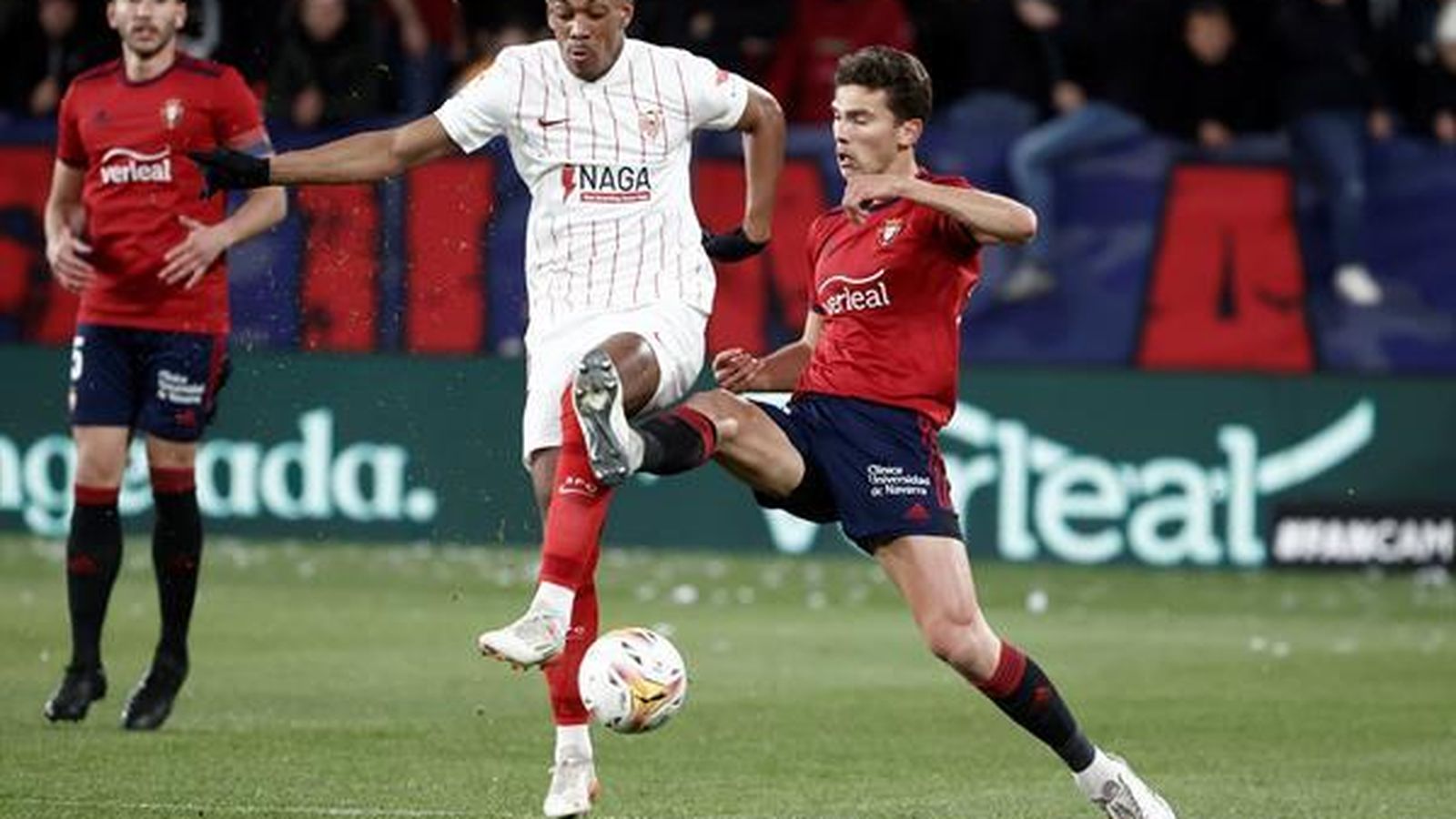 Martial intenta llevarse un balón ante Lucas Torró.