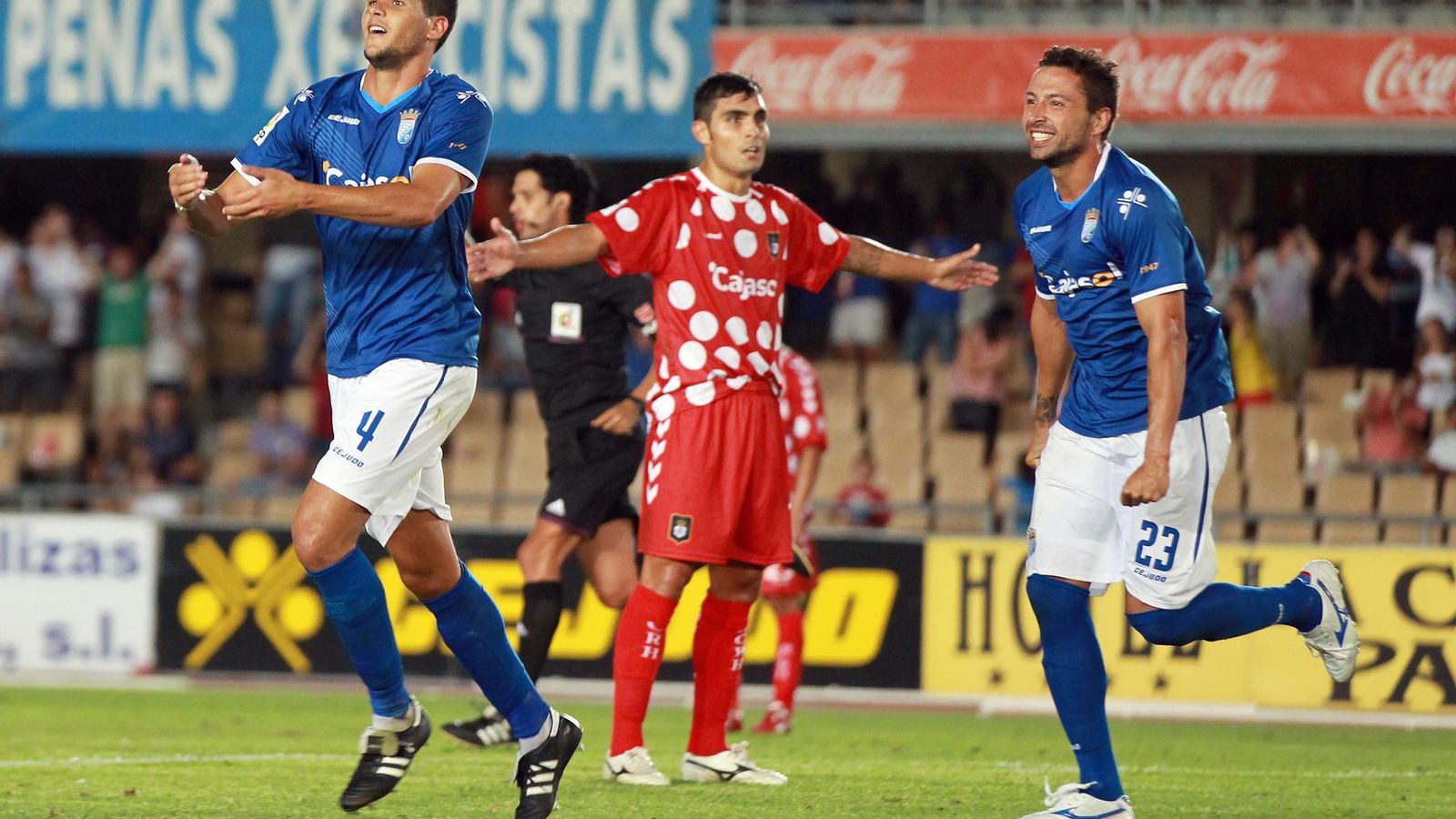 Álvaro Silva festaja el último gol del Xerez CD al Recre como local mientras José Mari acude a felicitarle.