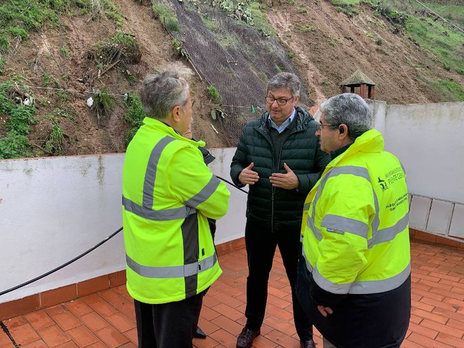 Sergio Velasco conversa con Salvador Fuentes.