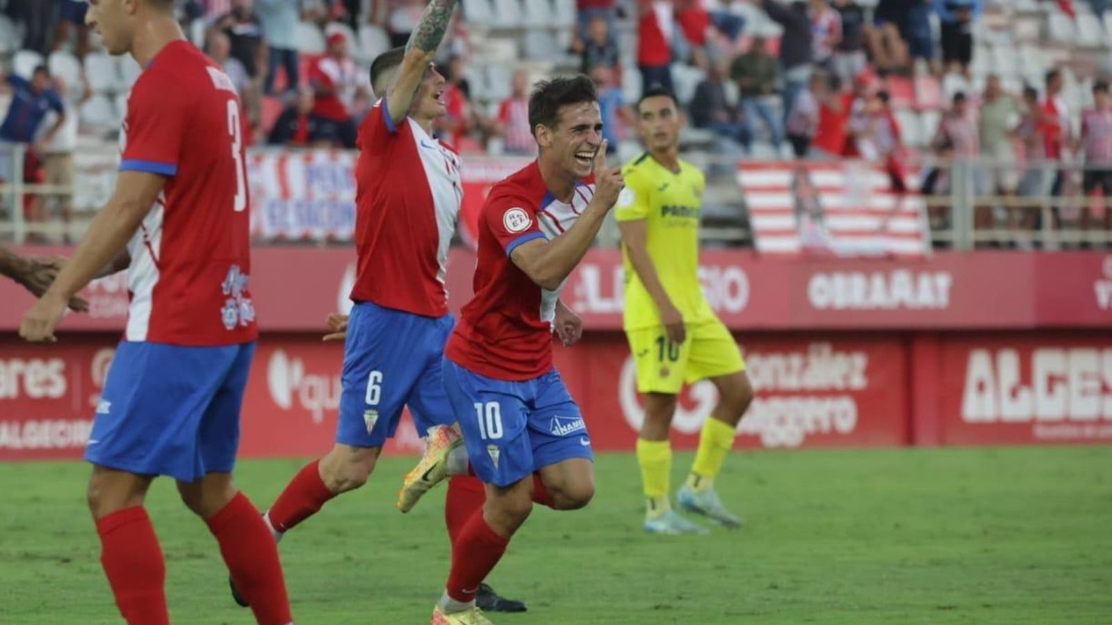 Diego Esteban celebra el 1-0 del Algeciras ante el Villarreal B. Diego Esteban celebra el 1-0 del Algeciras ante el Villarreal B.