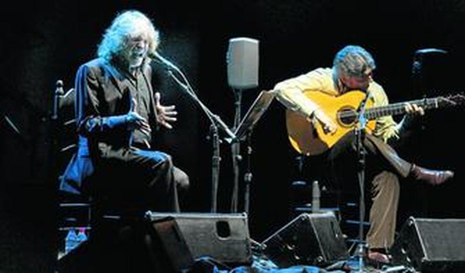 El cantaor jerezano acompañado por la guitarra de Moraíto Chico, en el teatro Maestranza.