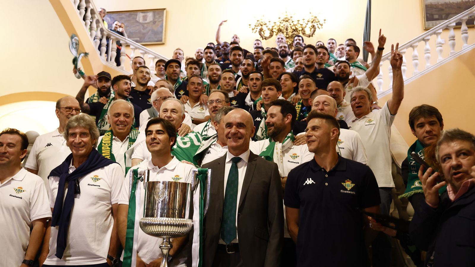 La plantilla, el cuerpo técnico y los dirigentes posan con el alcalde en el Ayuntamiento.