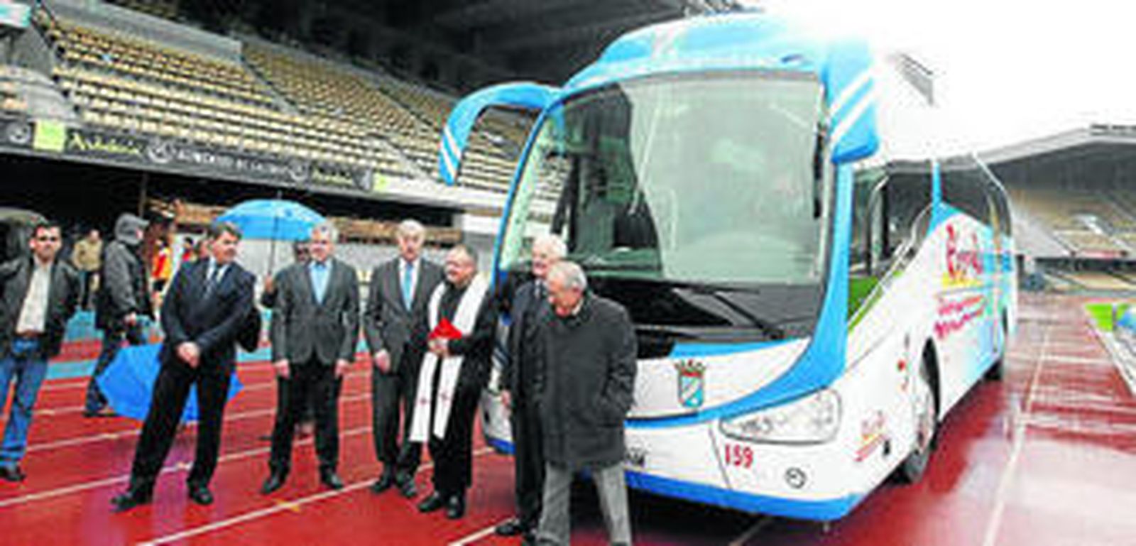 El padre Felipe Ortuño, tras bendecir el nuevo autocar azulino.
