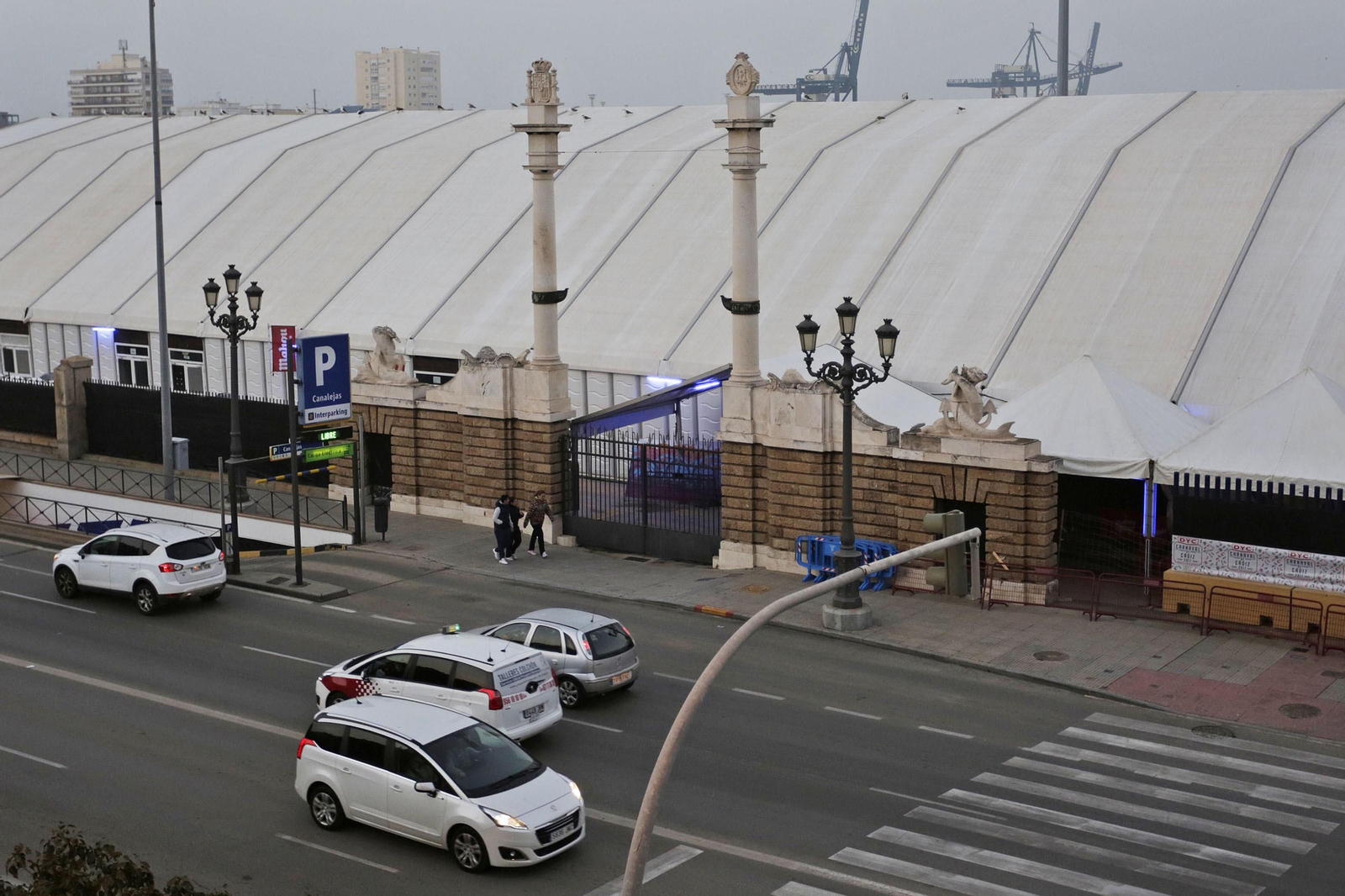 La carpa en el Muelle Ciudad causó problemas a los vecinos.