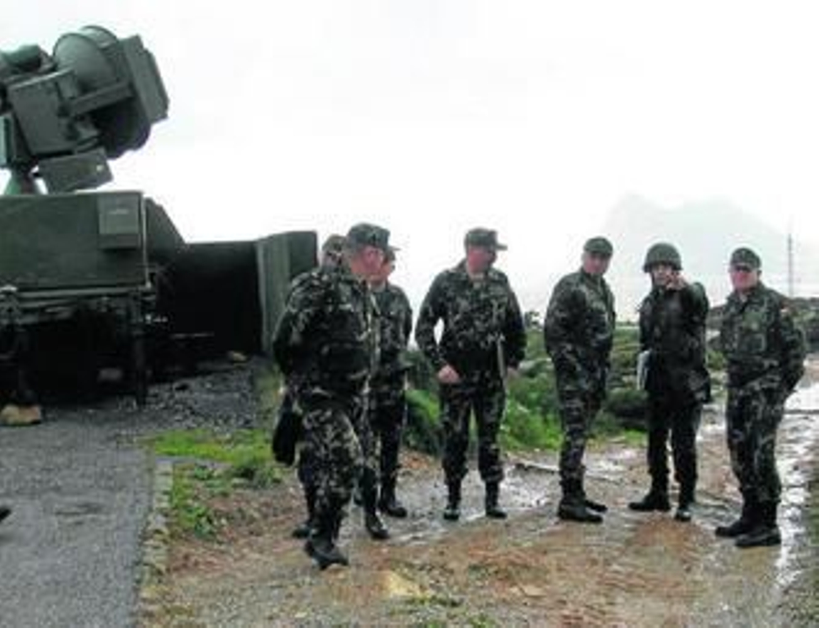 Fulgencio Coll Bucher escucha las explicaciones de otros mandos del Grupo SAM, ayer.