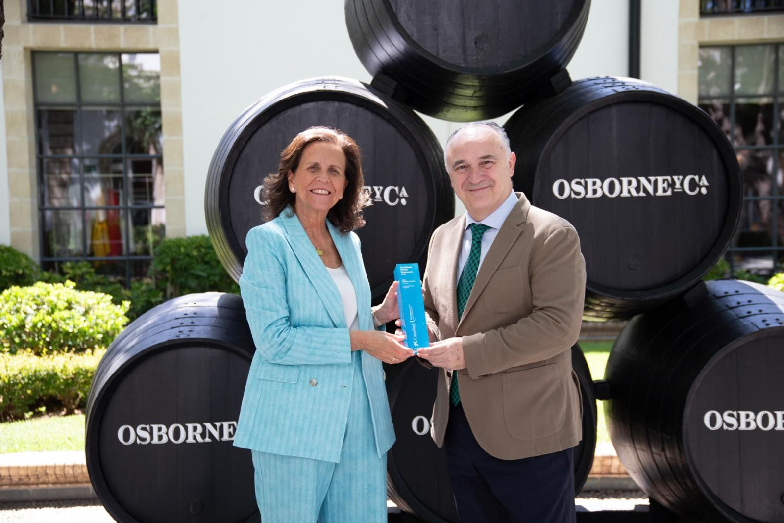 Sofía Osborne recibe el galardón de manos de Juan Ignacio Zafra, director territorial de Caixabank en Andalucía