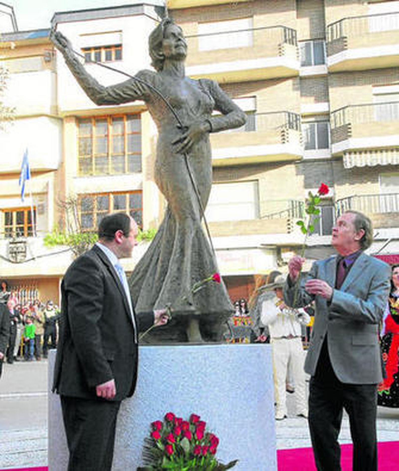 Junior, en la inauguración en Dúrcal de una estatua en homenaje a su mujer, en 2009.