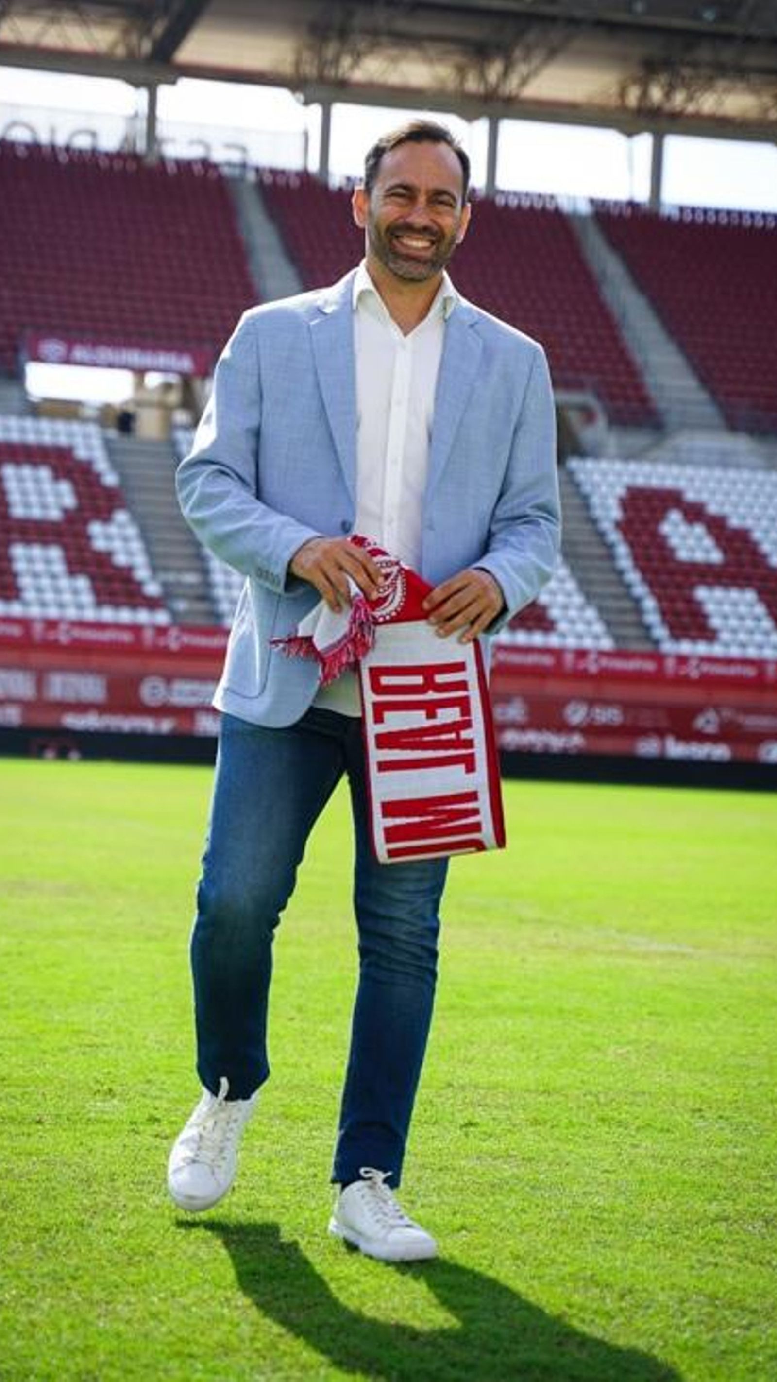 Fran Fernández en el césped del Enrique Roca (Nueva Condomina)