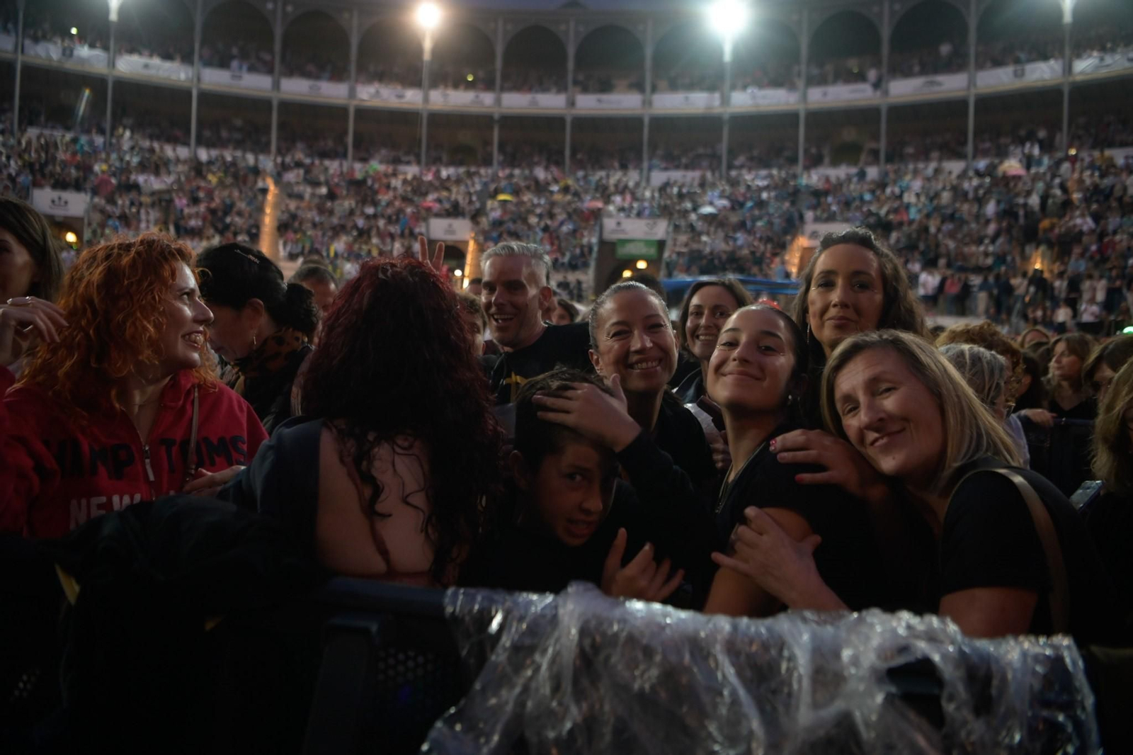 La lluvia de Granada no frena el baño de masas de un Manuel Carrasco ‘Salvaje’