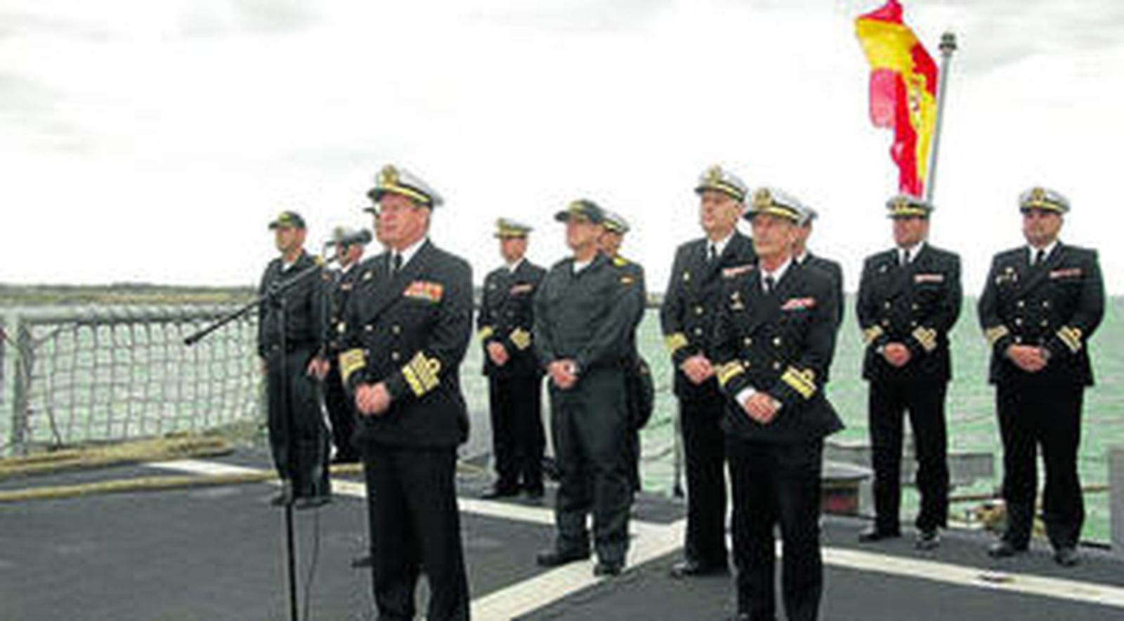 El almirante de la Flota se dirige a los marinos en la cubierta de la fragata 'Navarra', ya atracada en la Base de Rota.