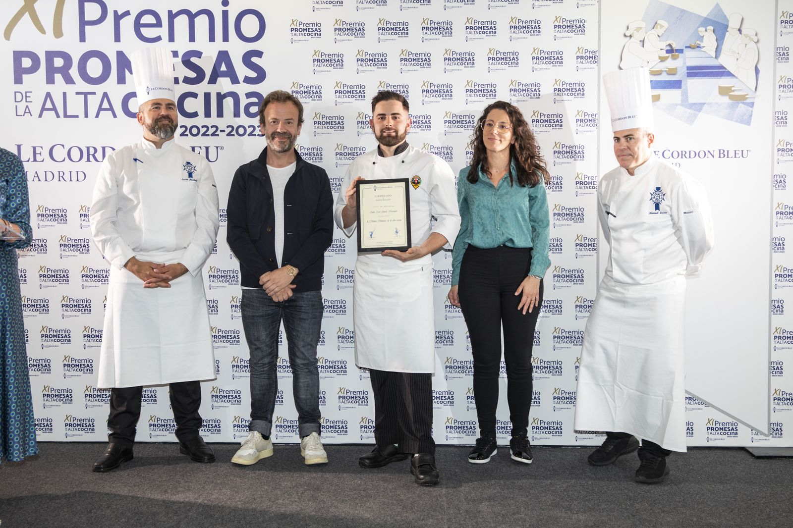 Juan José, con su certificado.