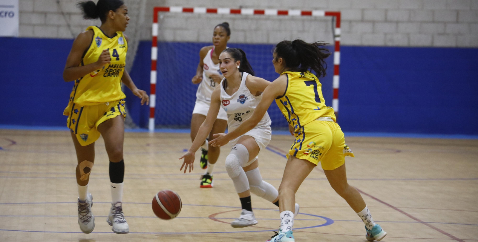 Carlota Menéndez es presionada por dos jugadores de La Salle Melilla.