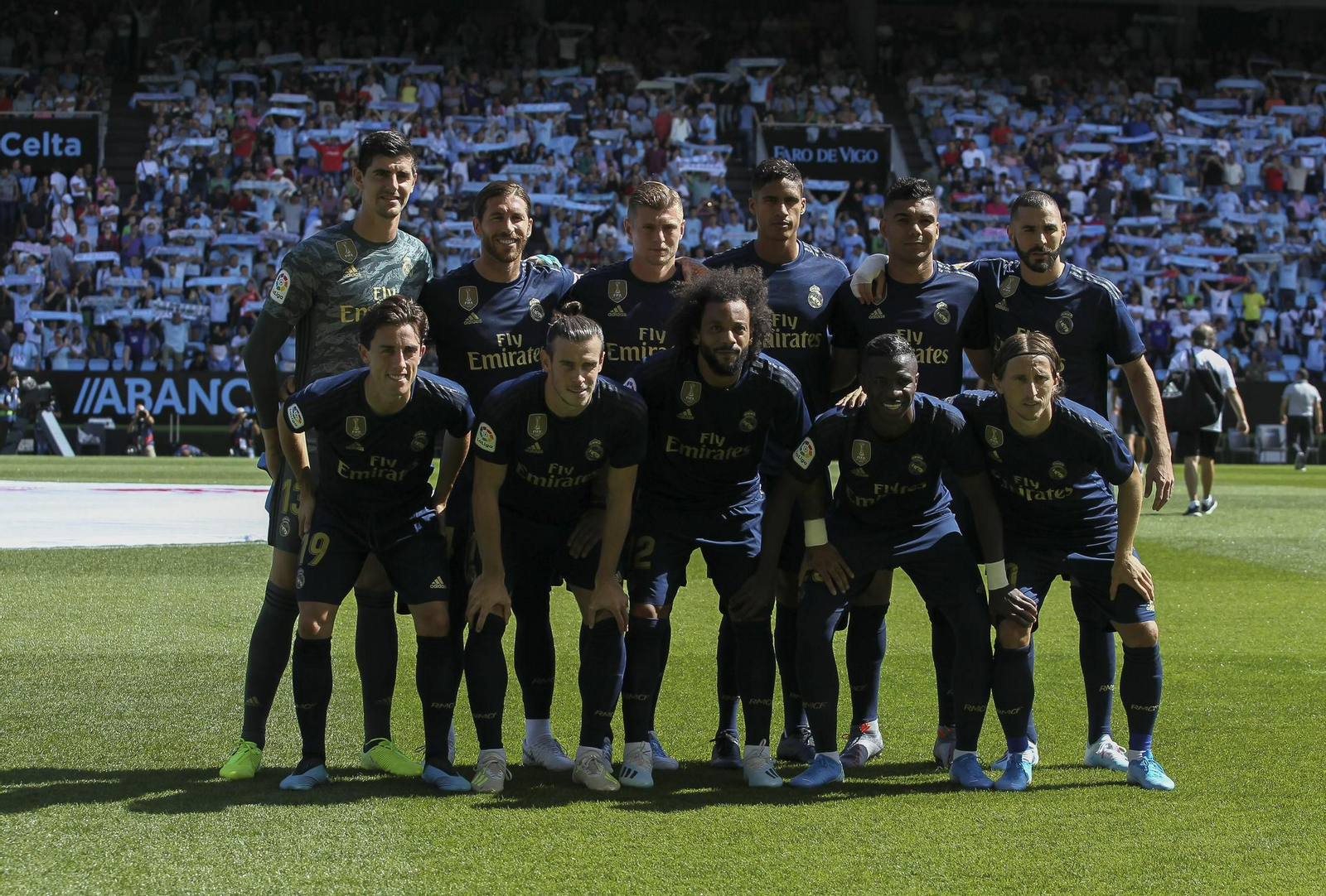 Zidane, saltando a Balaídos en el partido ante el Celta.