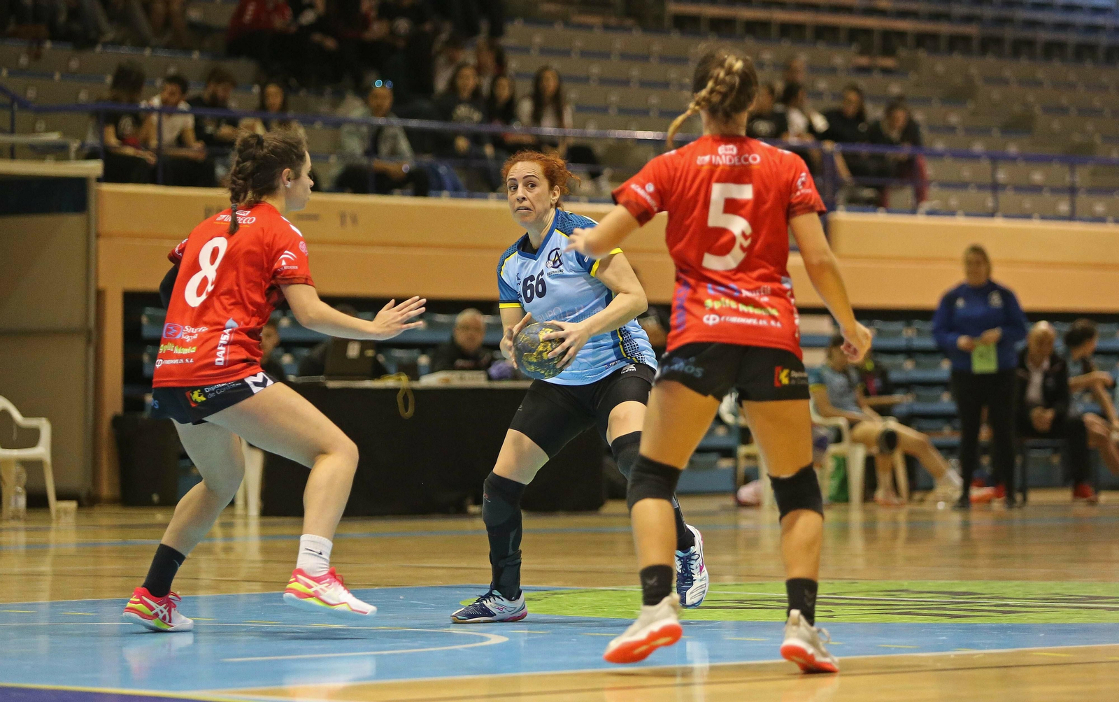 La internacional Nuria Benzal, con el balón, defendida por dos adversarias