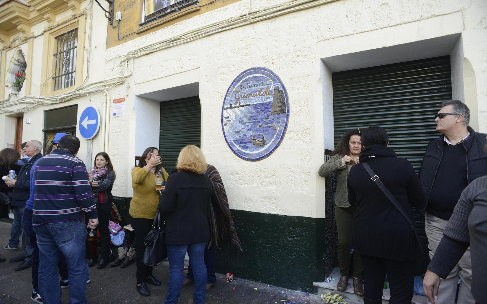 Varias personas a las puertas del bar Grimaldi en febrero de 2016.