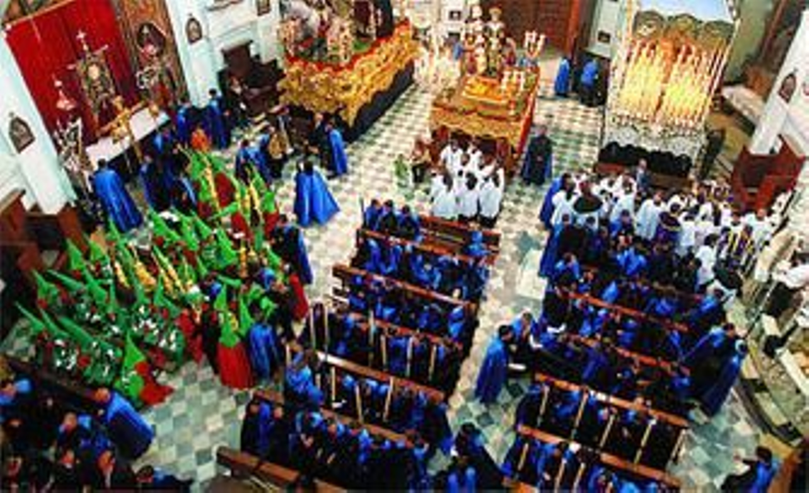 Los bancos del Oratorio, ocupados por los penitentes de Las Aguas.