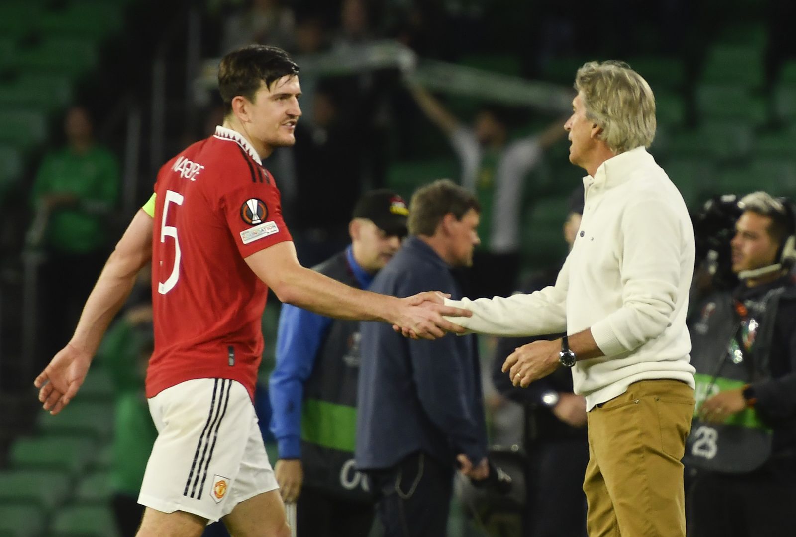 Pellegrini saluda a Maguire al final del partido entre el Betis y el United.