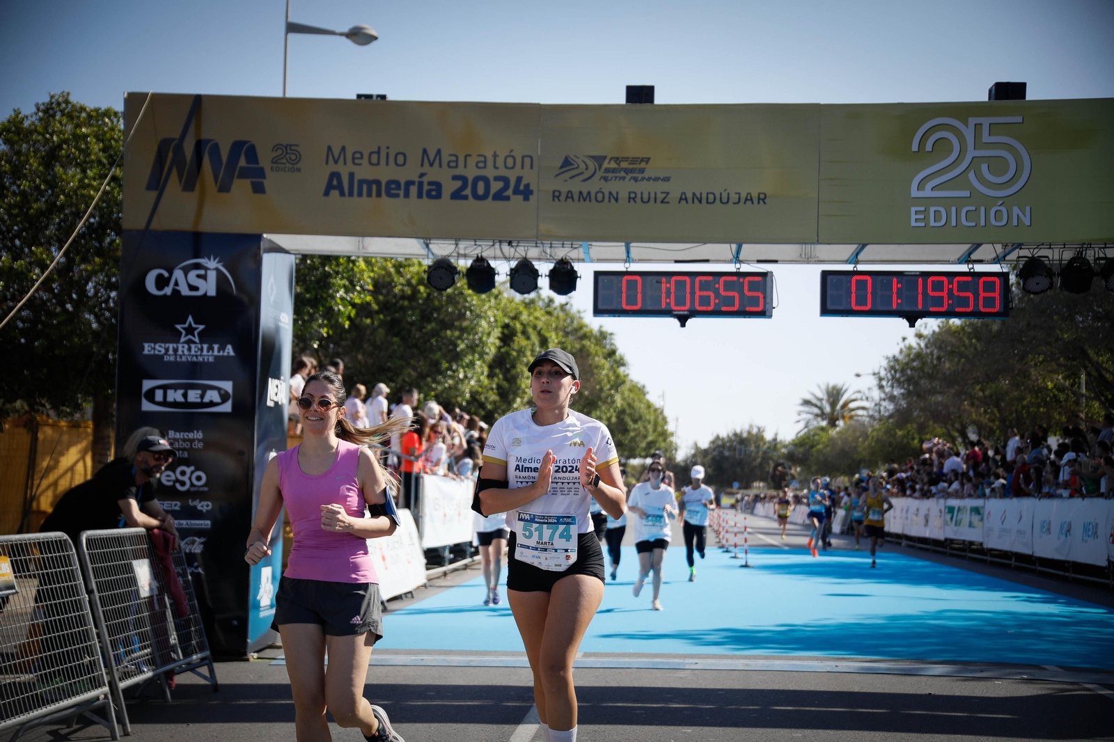 Imágenes de la llegada de la Media maratón Ciudad de Almería