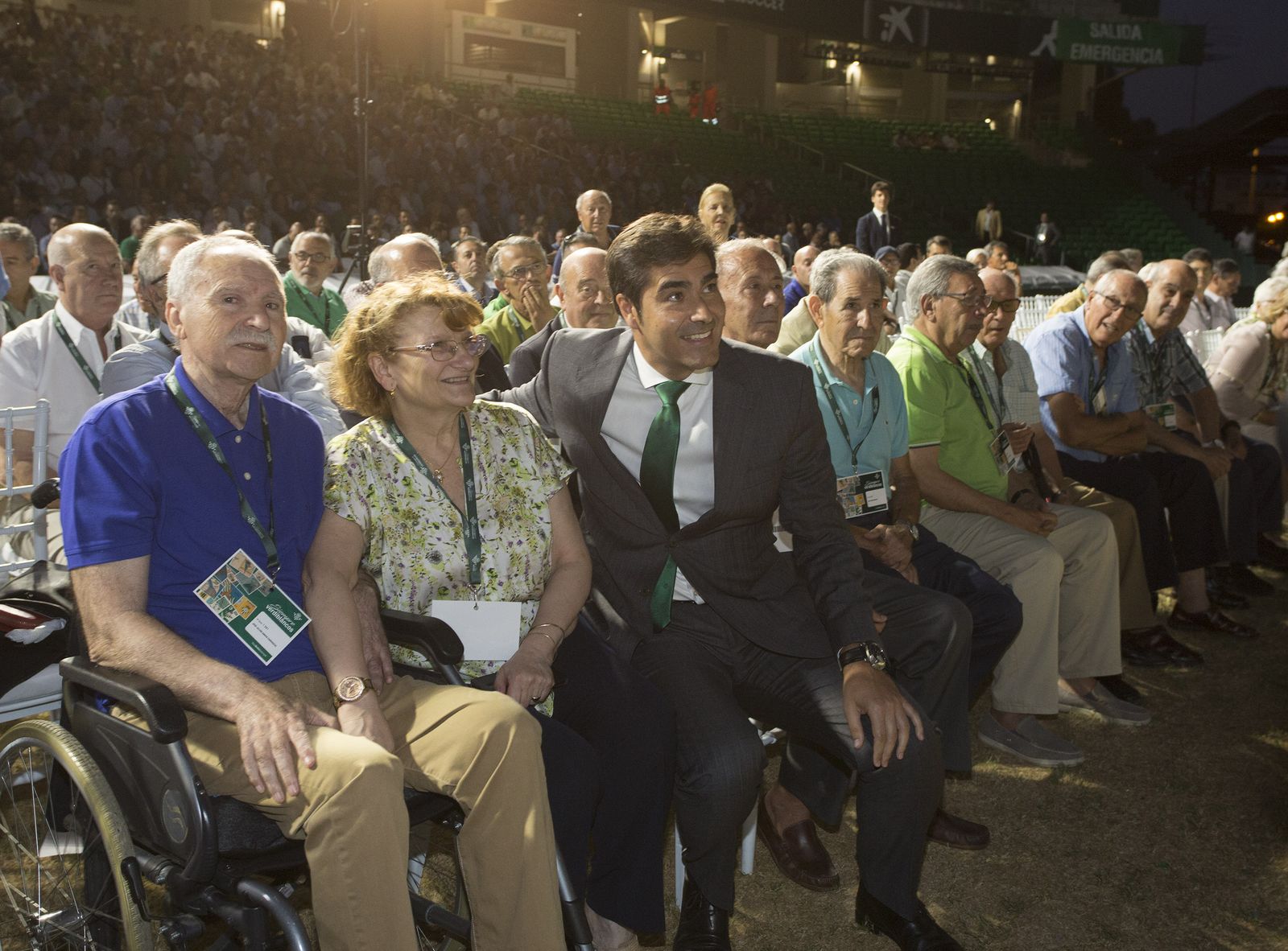 Ángel Haro posa con algunos de los primeros socios de la entidad.