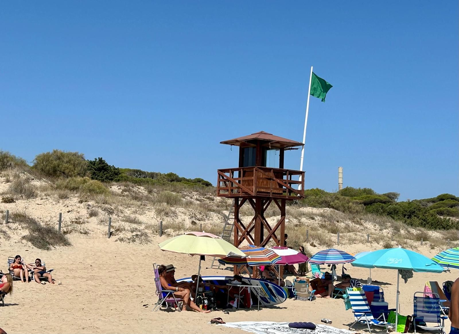 Bandera verde luciendo en la playa Puntalillo de Rota. Bandera verde luciendo en la playa Puntalillo de Rota.