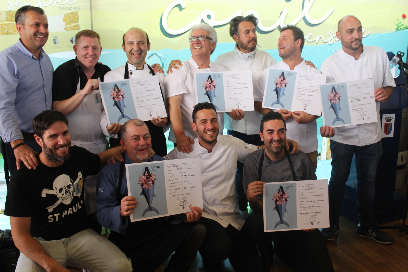 Los premiados en las modalidades de tradicional e innovadora con el alcalde y el presidente de Jóvenes Restauradores.