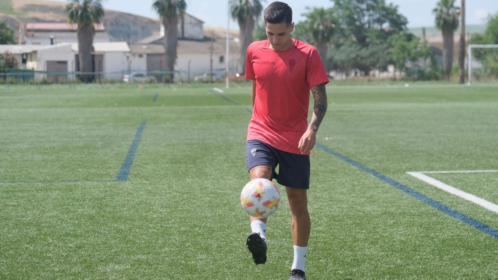 Rafa Castillo da patadas al balón antes de un entrenamiento del Córdoba B.