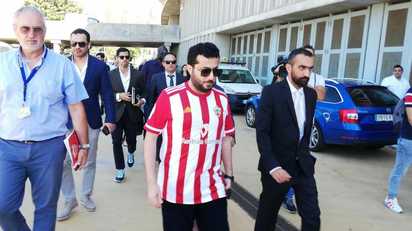 Turki Al-Sheikh se dirige a la sala de prensa del Estadio de los Juegos Mediterráneos