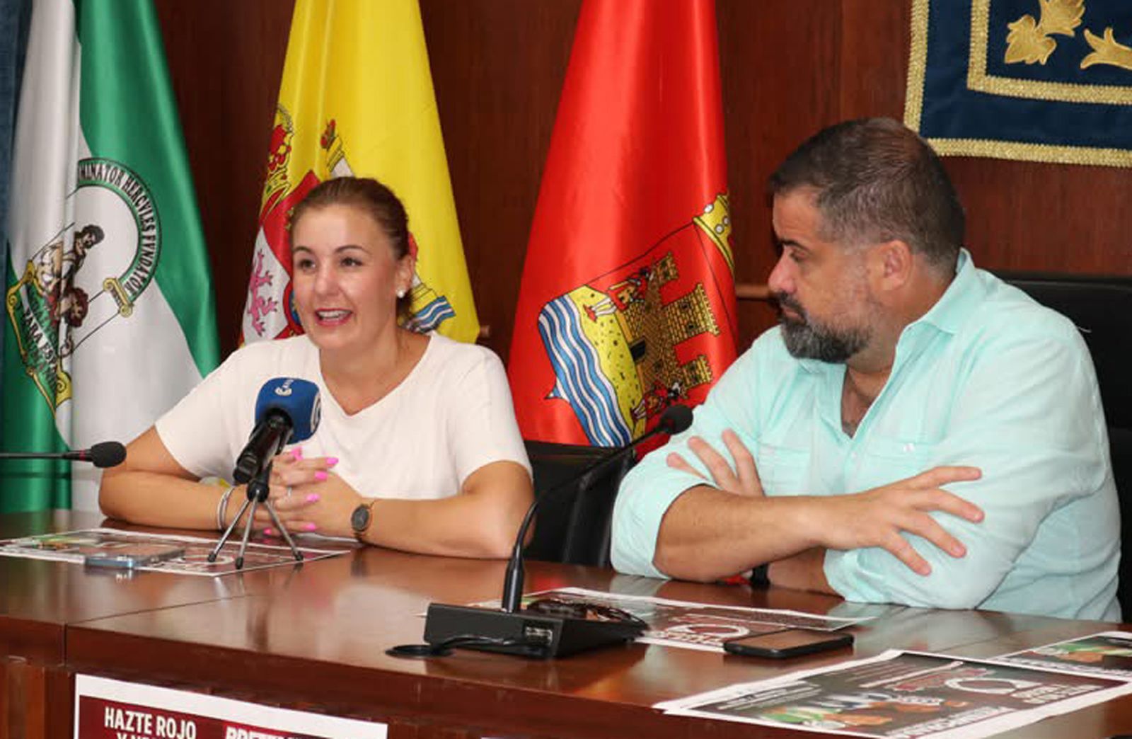 Eva Olimpia Moya (ICAR), junto al alcalde de Cartaya, Manuel Barroso (PP), en un acto municipal