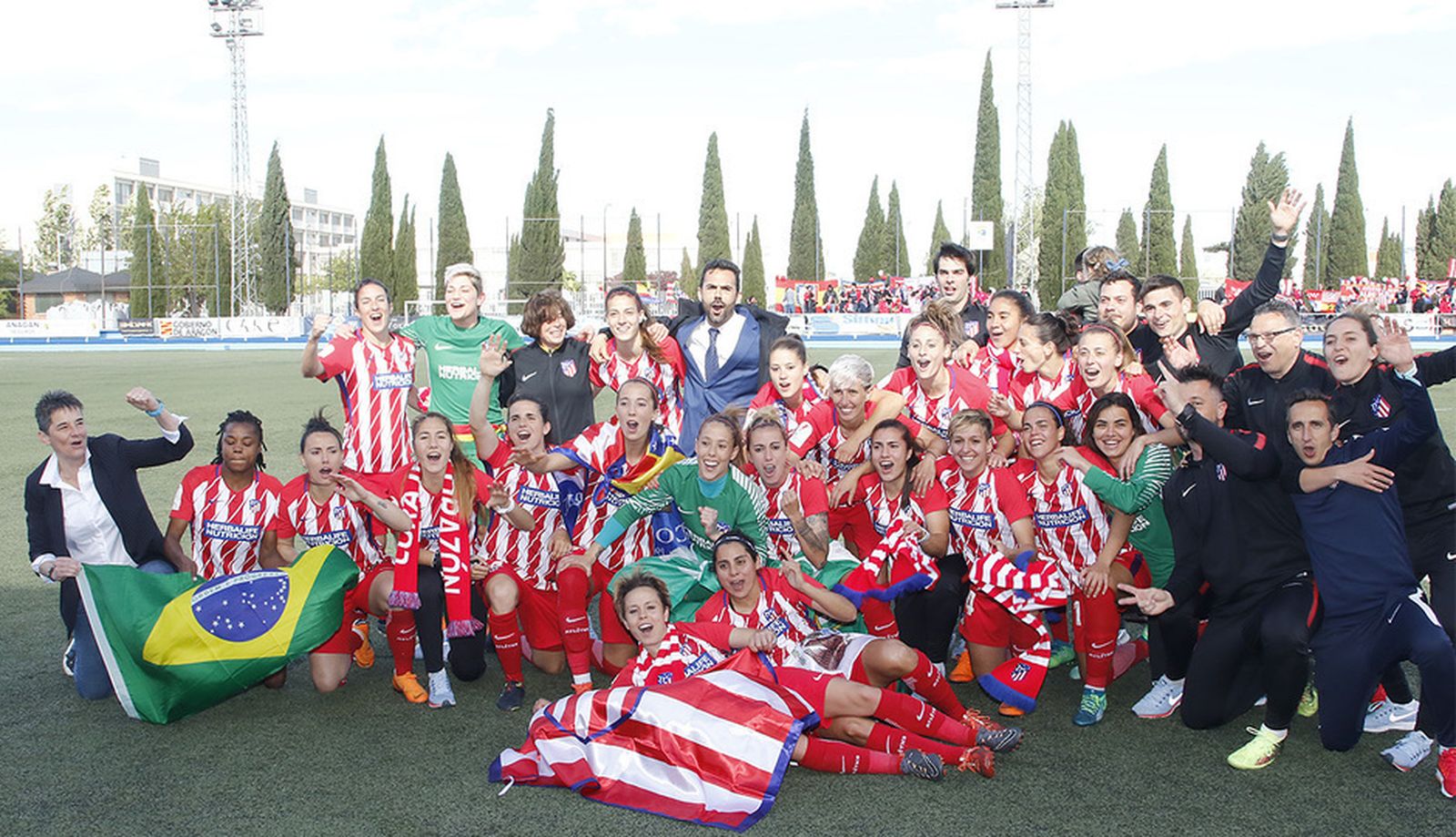 Las jugadoras del Atlético de Madrid celebran el título de liga conseguido la pasada temporada.