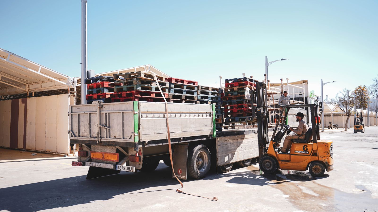 El parque de feria en Algeciras comienza cogiendo forma con el montaje de las casetas, en imágenes