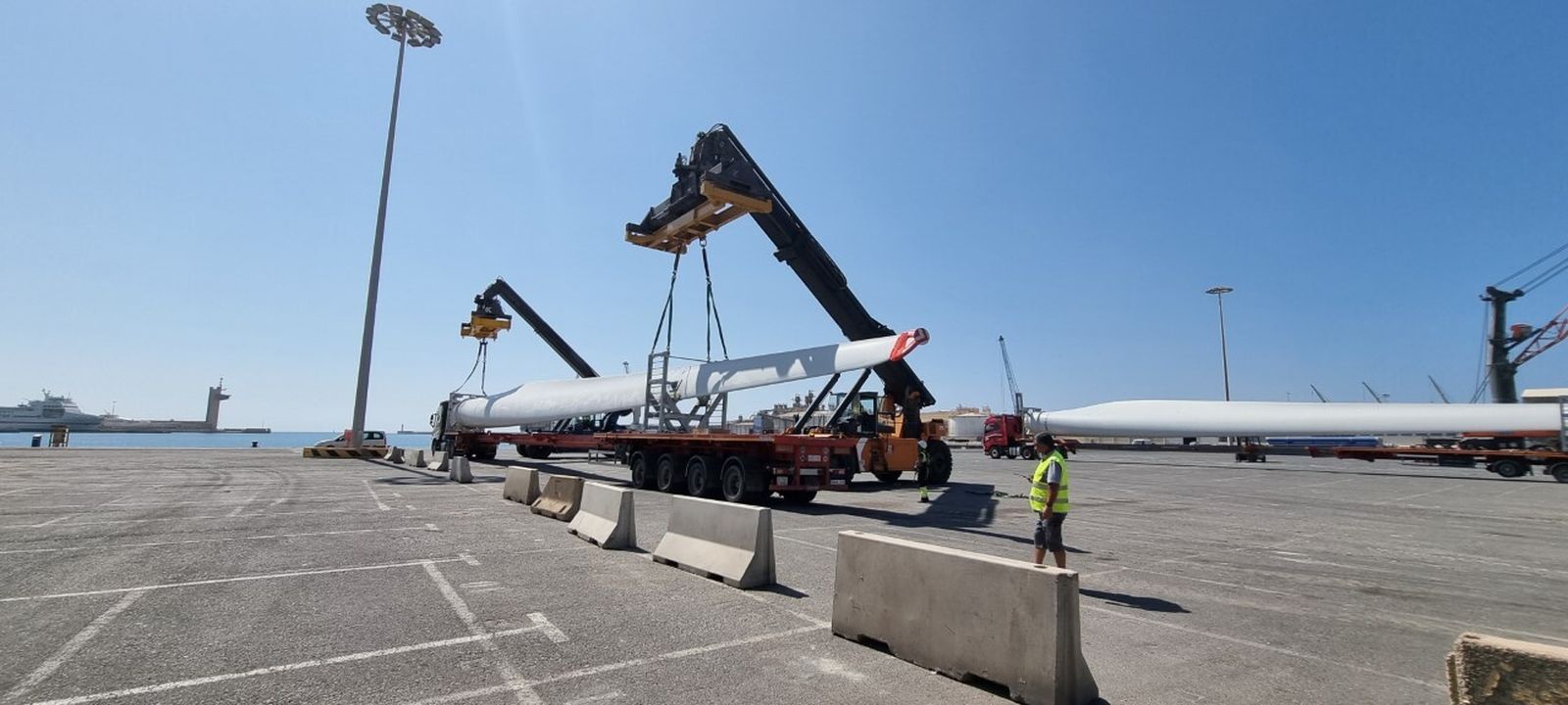 Descarga de palas eólicas en el puerto de Almería para ser transportadas a Alemania