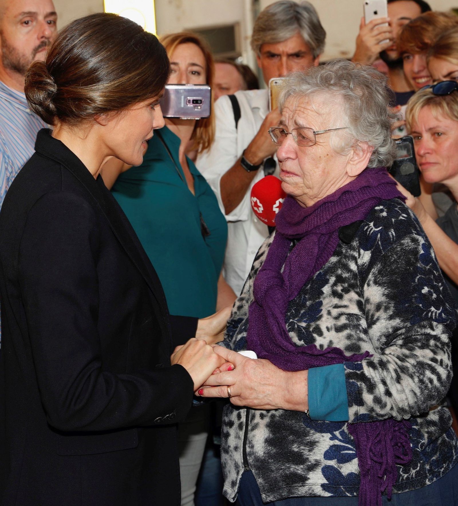 Los Reyes visitan a los afectados por las inundaciones en Mallorca.