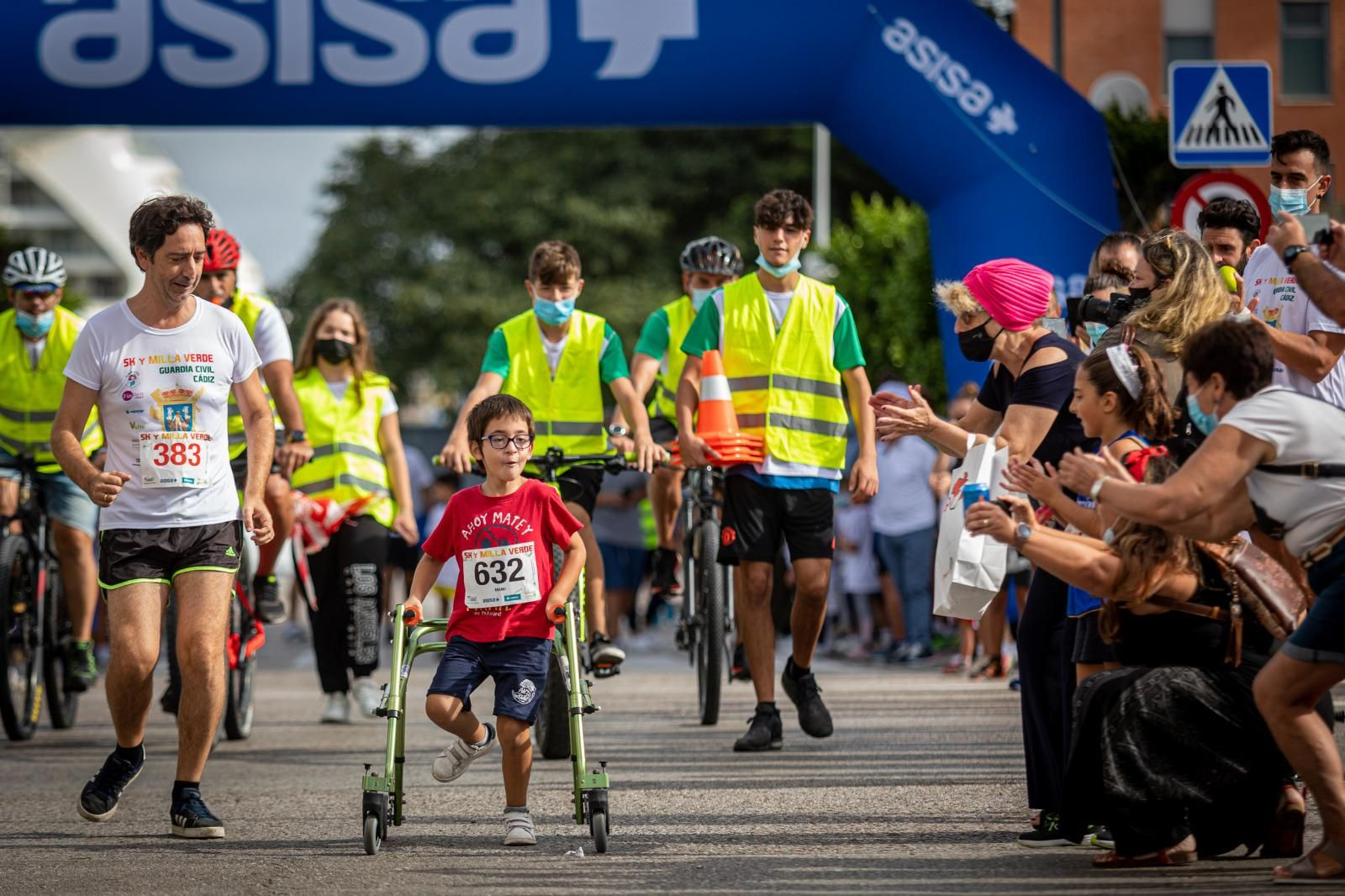 Imágenes: Cádiz vive la carrera solidaria de la Milla Verde