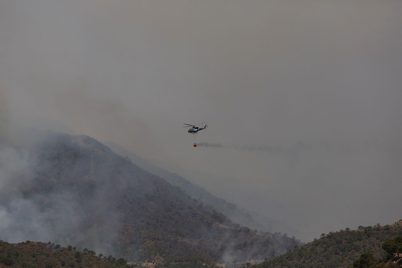 Las imágenes de los medios aéreos y terrestres en las labores de extinción del incendio de Pujerra este jueves Las imágenes de los medios aéreos y terrestres en las labores de extinción del incendio de Pujerra este jueves