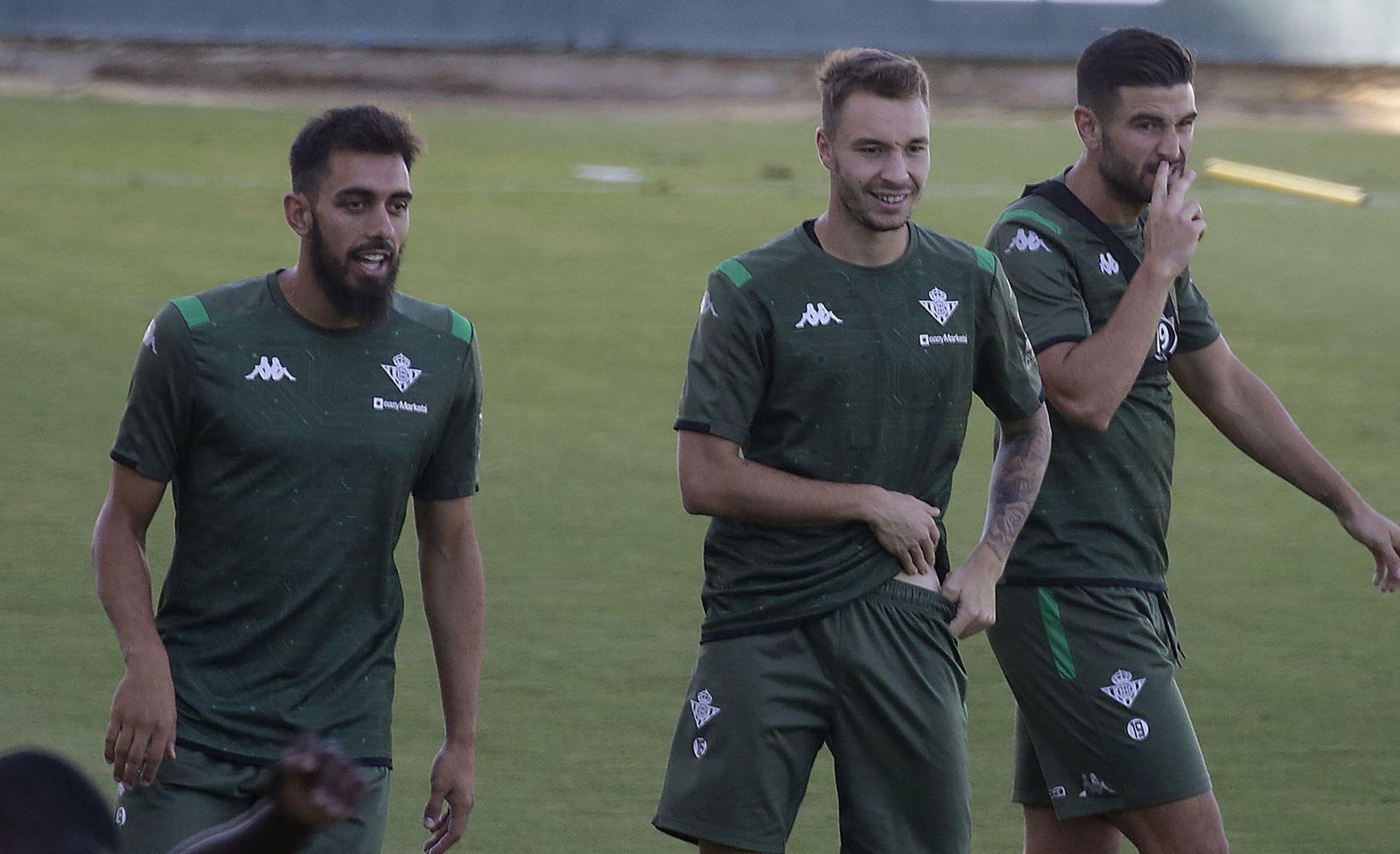 Loren, entre Borja Iglesias y Barragán.