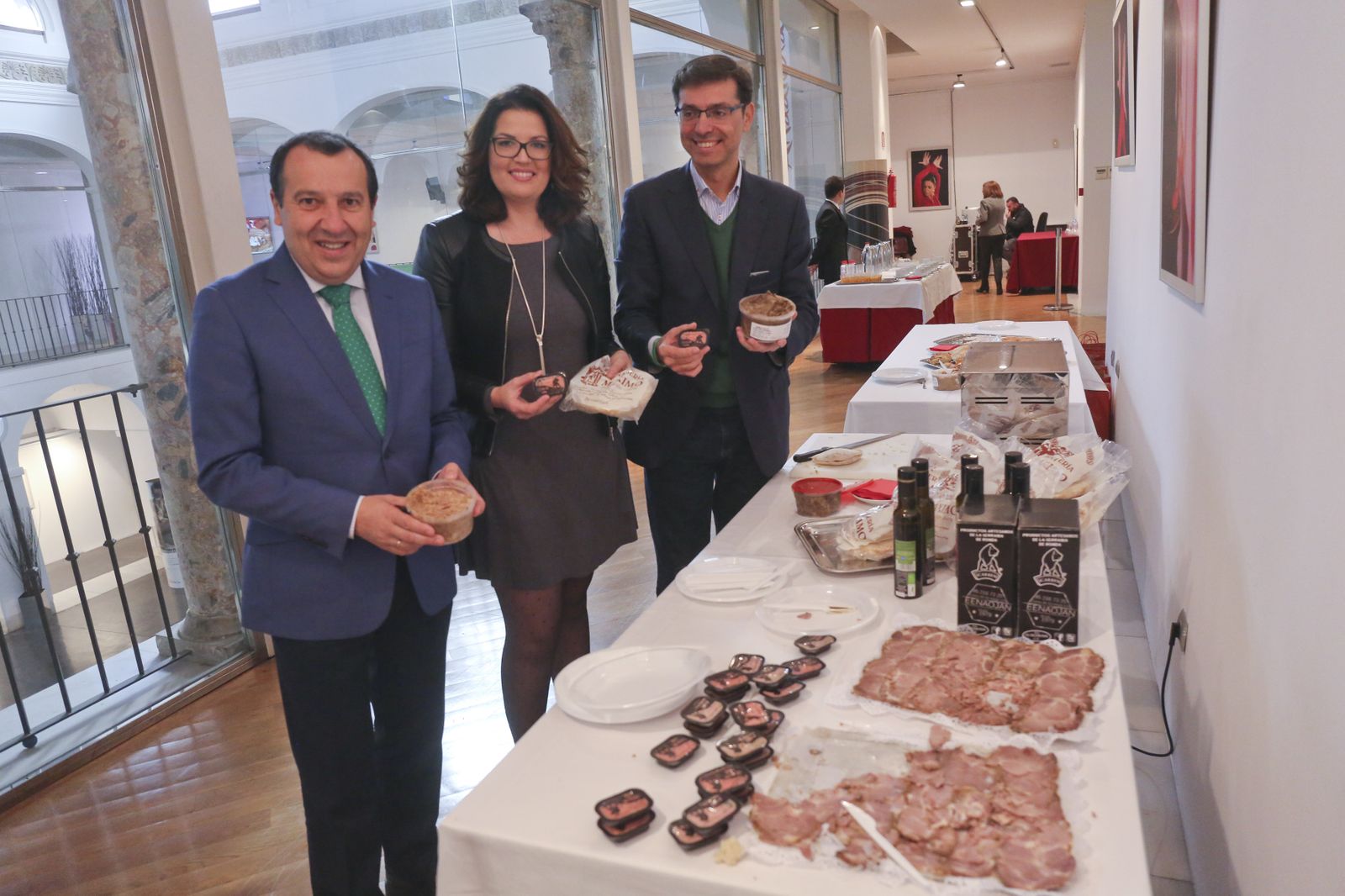 José Luis Ruiz Espejo, Soraya García y el consejero delegado de Turismo Andaluz, Cristóbal Fernández, ayer.