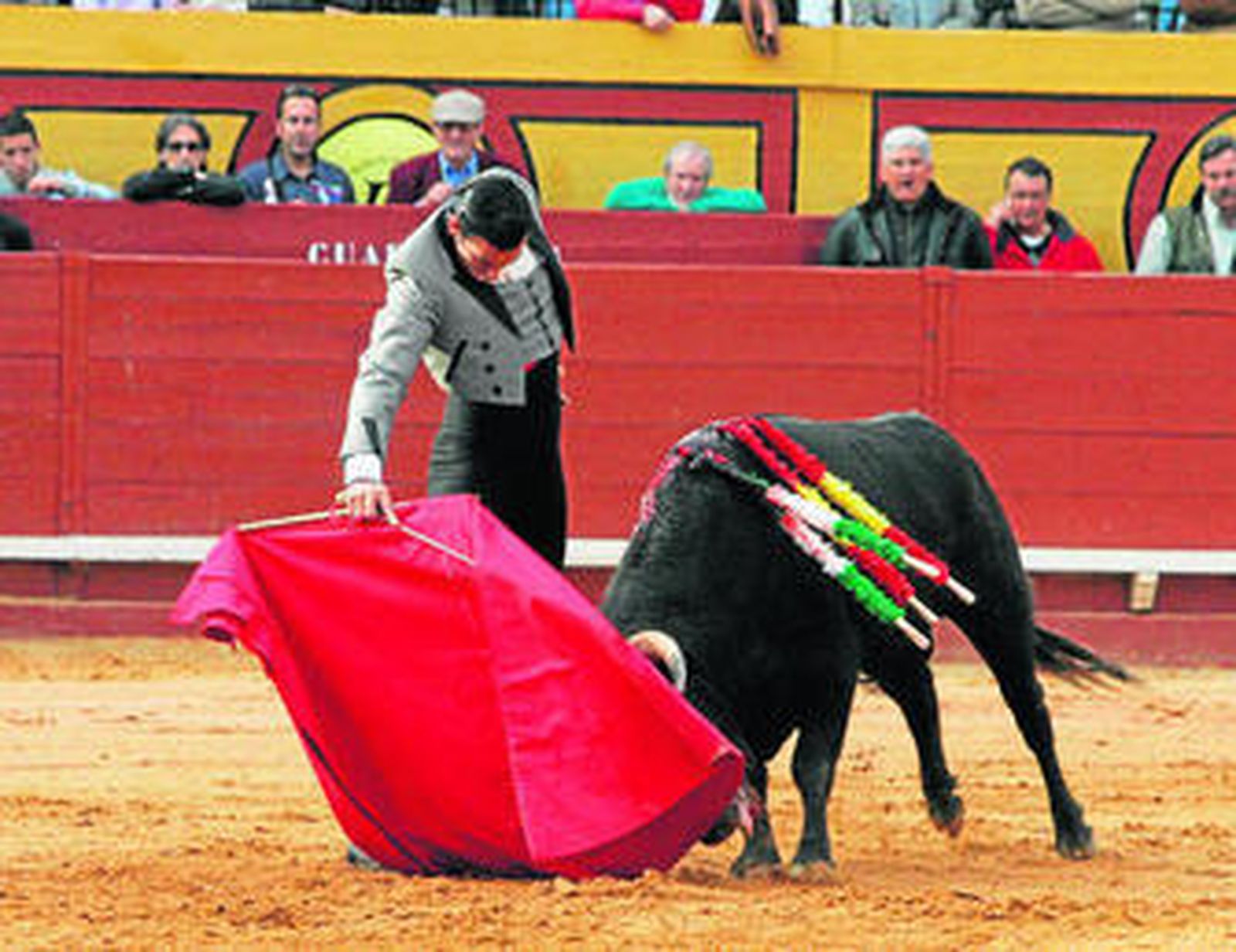 El algecireño Salvador Barberán toreando con la muleta en la mano derecha a su primer novillo.