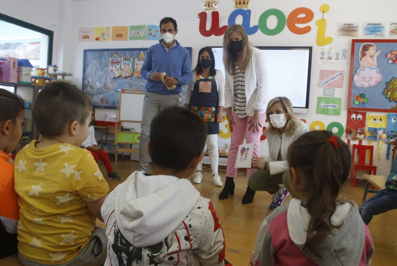 El delegado territorial de Igualdad, Antonio López, la coordinadora del IMA, Lourdes Arroyo, y la delegada de Educación en Córdoba de la Junta de Andalucía, Imaculada Troncoso,  narran el cuento 'Pompa y Pompo' en una clase de infantil.