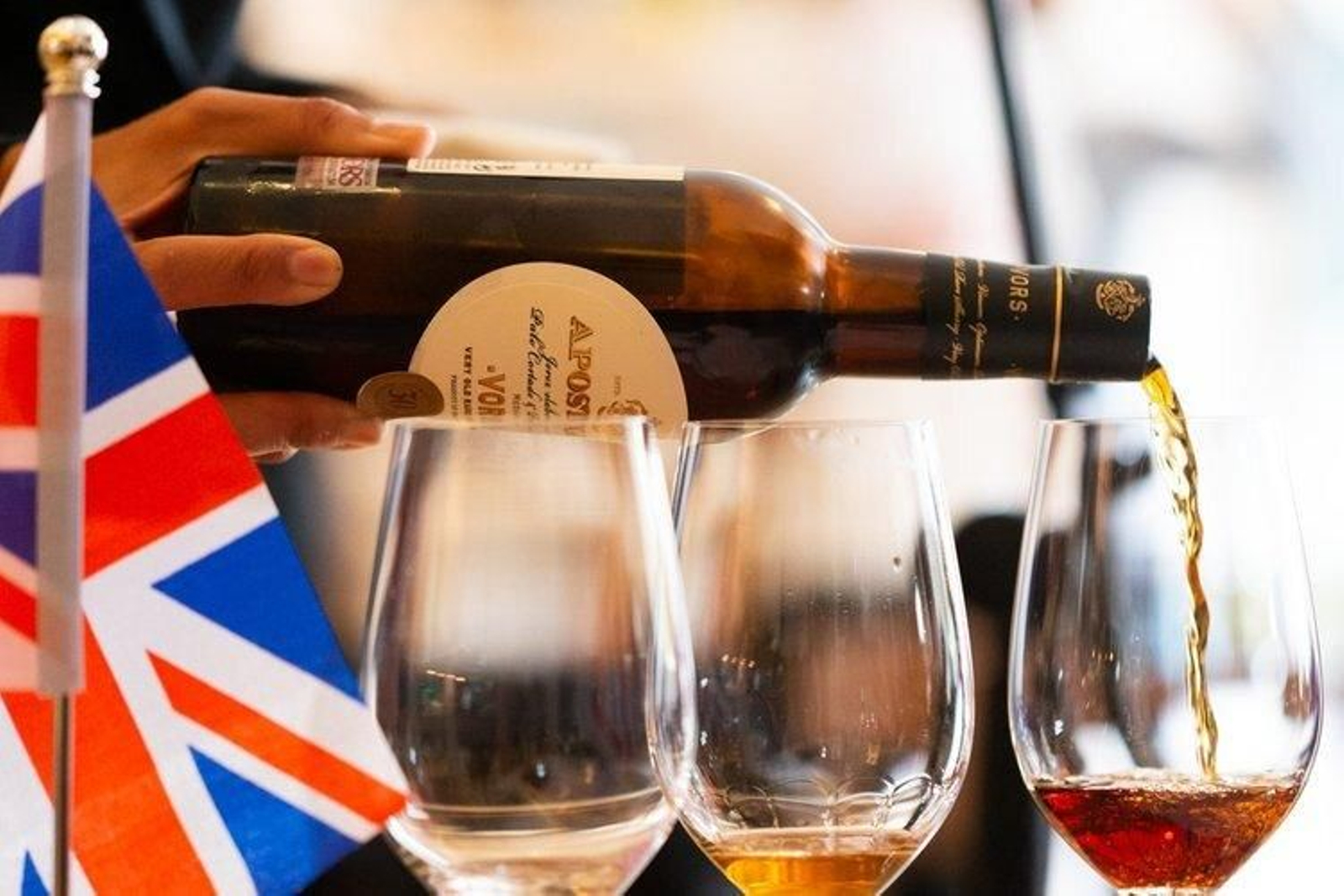 Copas de jerez junto a la Unión Jack, la bandera de Reino Unido.