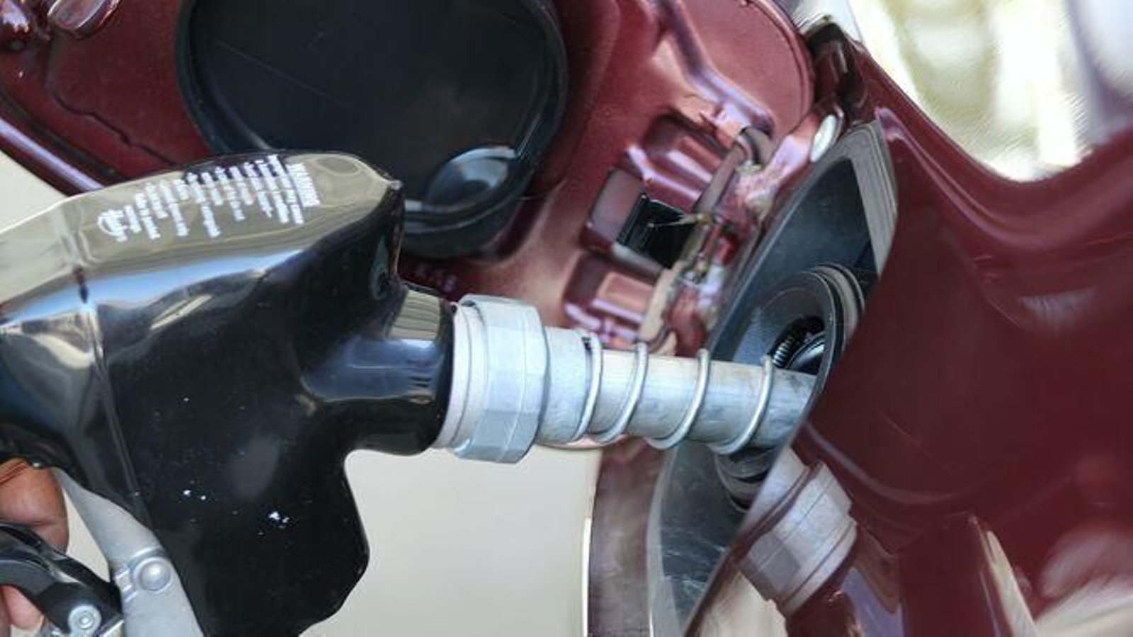 Repostando en una gasolinera.