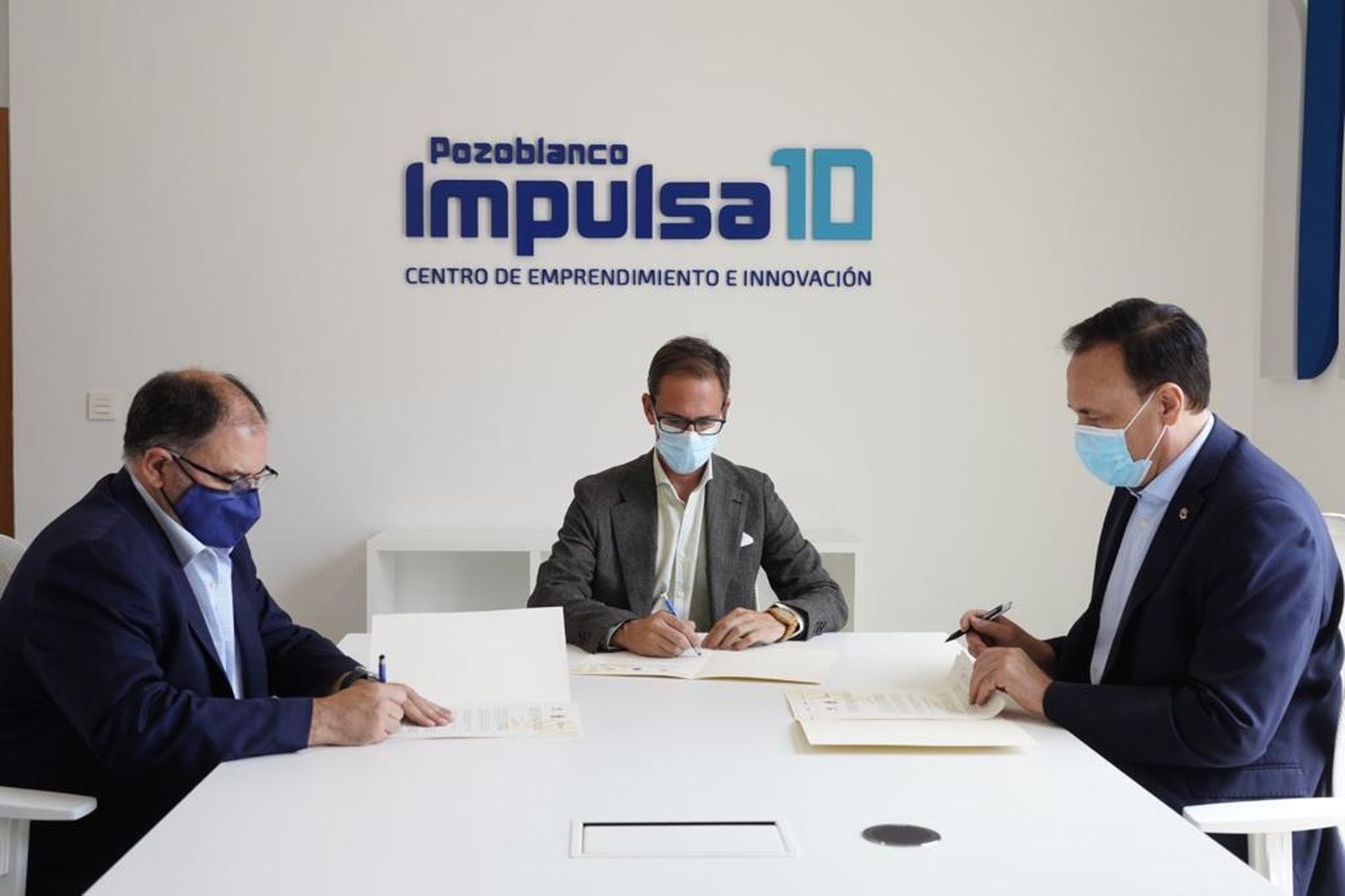 Librado Carrasco, Santiago Cabello y José Carlos Gómez Villamandos rubrican el convenio.