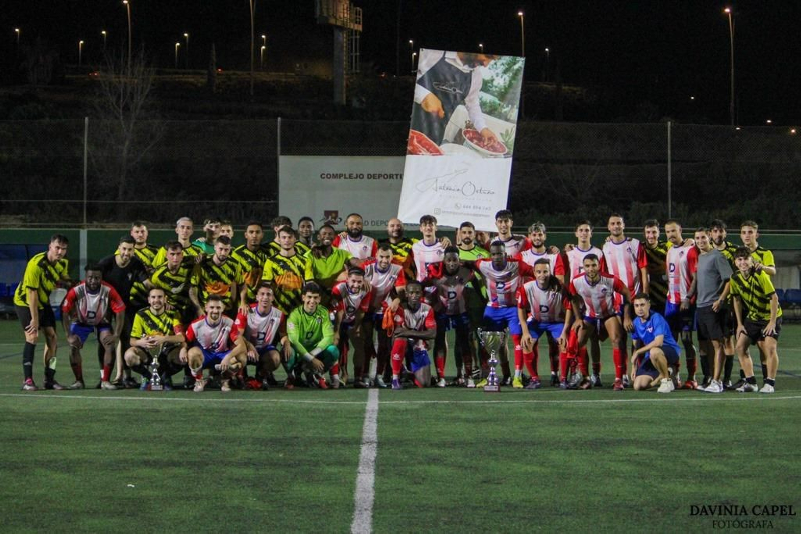 Ambos equipos, el Poli Almería y el Viator, posan en el centro del campo al término del encuentro que les enfrentó.